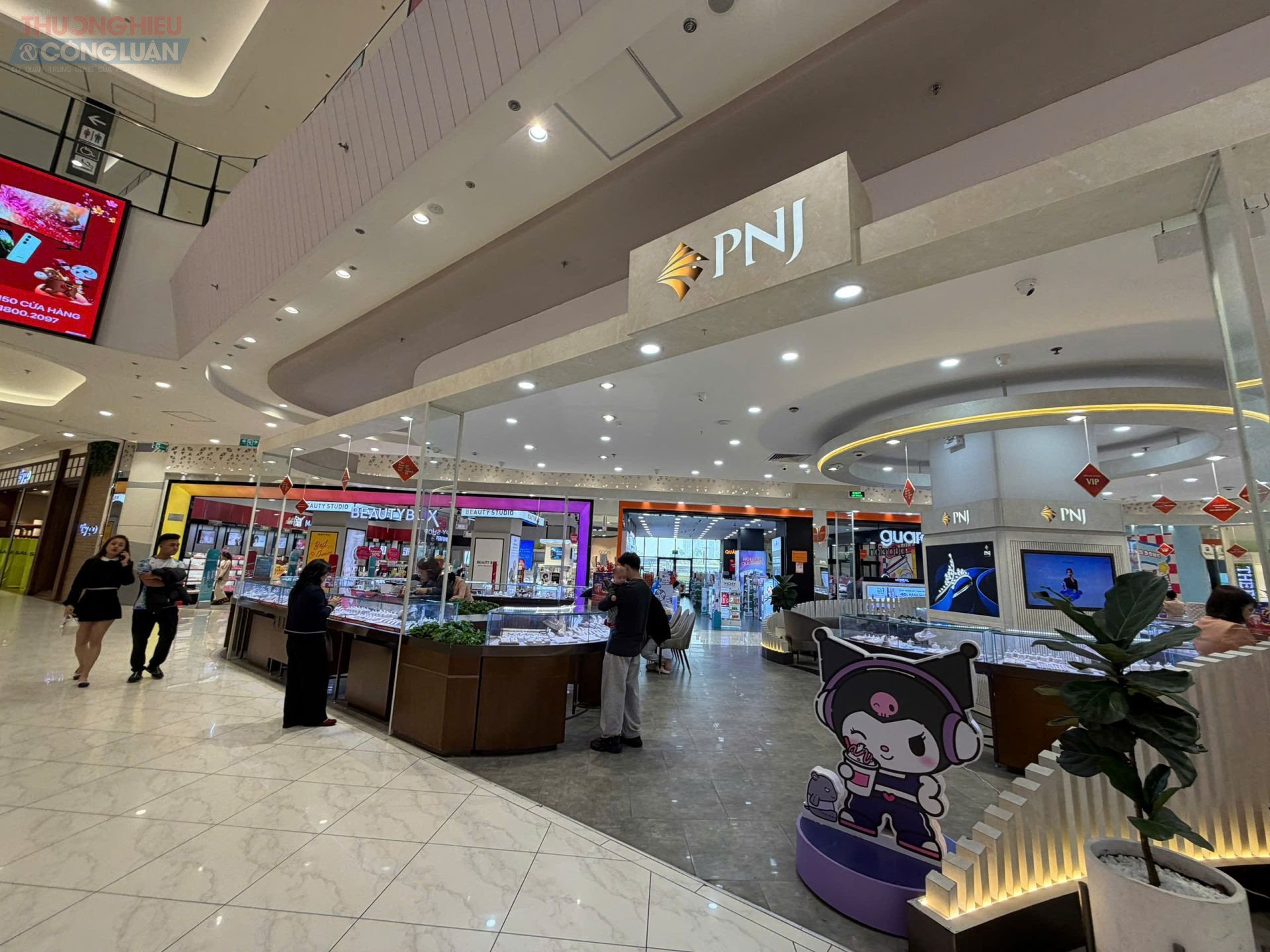 Ngay cạnh quầy v&agrave;ng của Bảo T&iacute;n Mạnh Hải Aeon mall H&agrave; Đ&ocirc;ng, thương hiệu PNJ vẫn vắng b&oacute;ng kh&aacute;ch v&igrave; chỉ kinh doanh v&agrave;ng trang sức