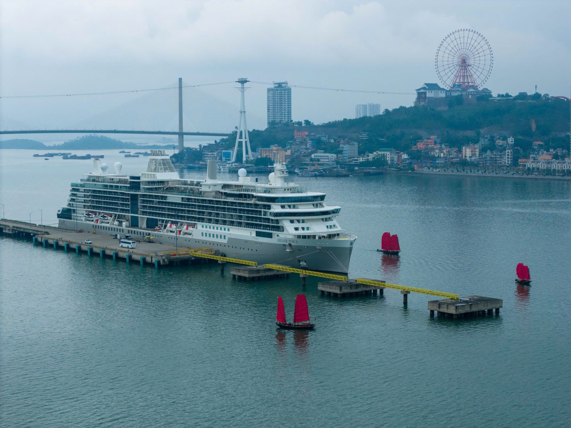 Siêu du thuyền đưa gần 700 khách quốc tế đến Quảng Ninh Siêu du thuyền đưa gần 700 khách quốc tế đến Quảng Ninh