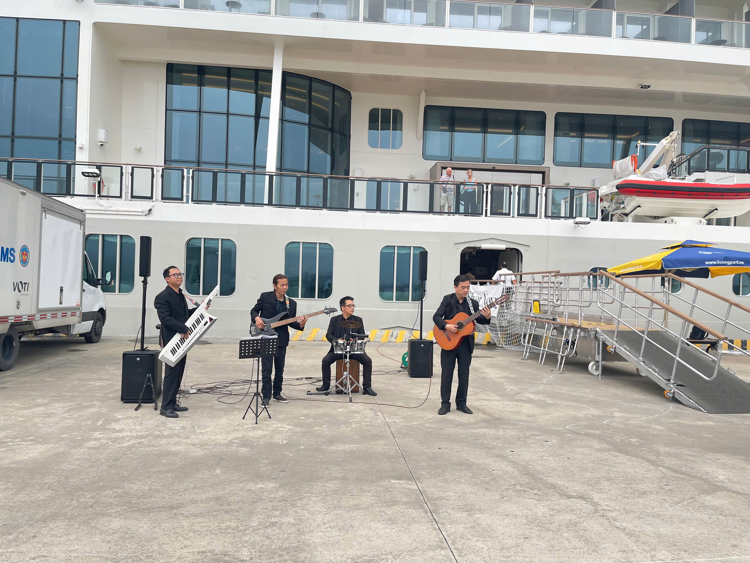 Cảng tàu khách quốc tế Hạ Long chào đón du khách bằng màn trình diễn âm nhạc tưng bừng, rộn ràng Cảng tàu khách quốc tế Hạ Long chào đón du khách bằng màn trình diễn âm nhạc tưng bừng, rộn ràng