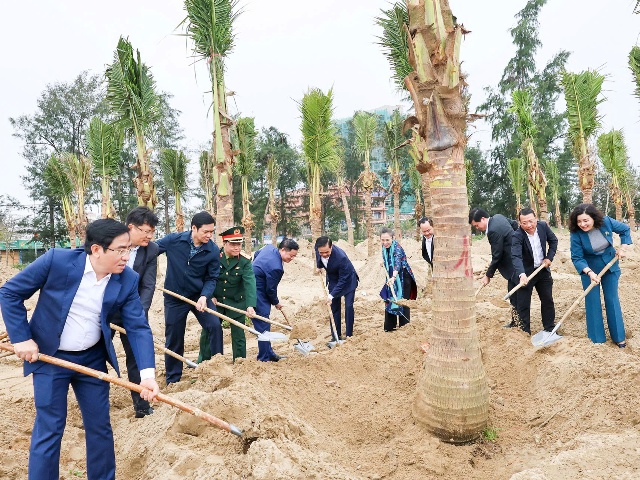 C&aacute;c đại biểu trồng c&acirc;y tr&ecirc;n b&atilde;i biển Cửa L&ograve;.