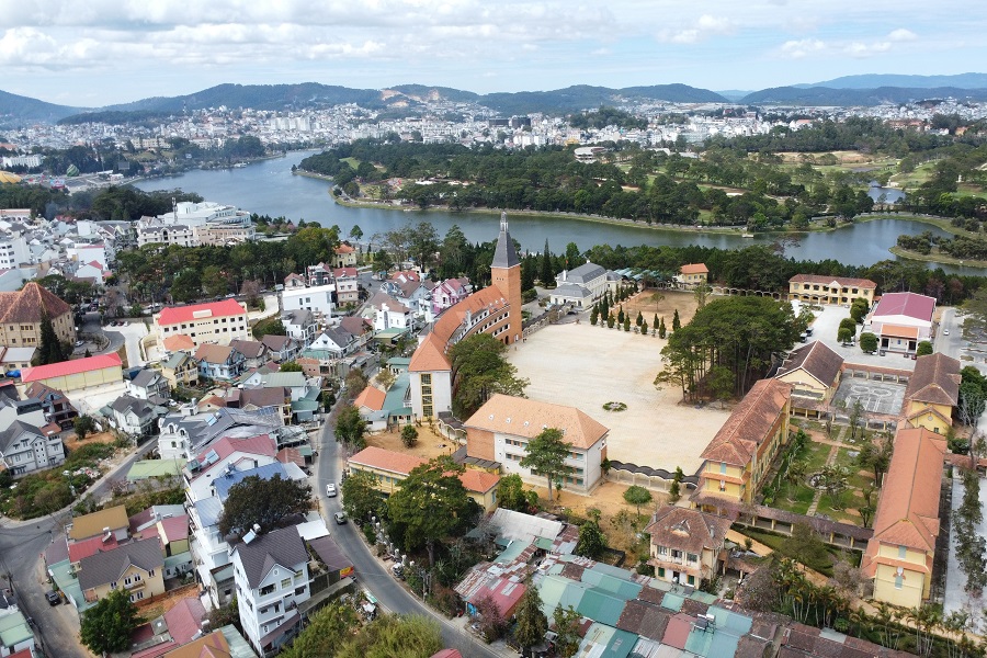 Trường Cao đẳng Sư phạm Đà Lạt tọa lạc trên ngọn đồi nhìn xuống hồ Xuân Hương (phường Xuân Hương - Đà Lạt) được xây dựng vào năm 1927 và hoàn thành vào năm 1935. Trường Cao đẳng Sư phạm Đà Lạt tọa lạc trên ngọn đồi nhìn xuống hồ Xuân Hương (phường Xuân Hương - Đà Lạt) được xây dựng vào năm 1927 và hoàn thành vào năm 1935.