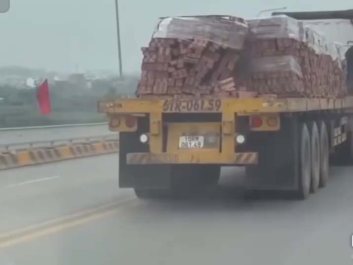 Hải Phòng: Xử lý một trường hợp chở hàng rời làm rơi vãi hàng hóa