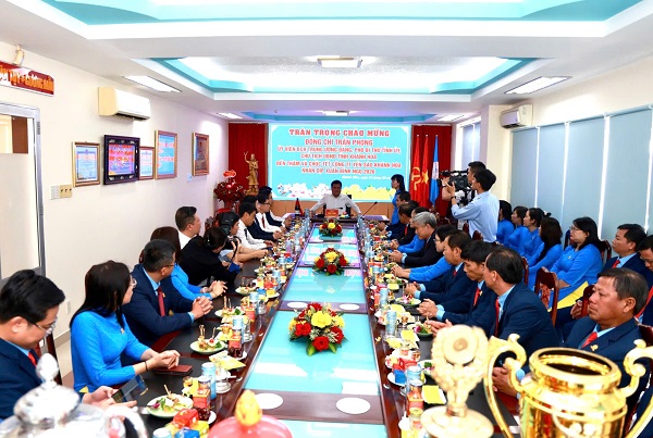 Quang cảnh Chủ tịch UBND tỉnh Trần Phong đến thăm, ch&uacute;c Tết C&ocirc;ng ty Yến s&agrave;o Kh&aacute;nh H&ograve;a