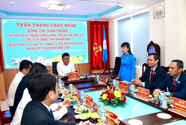 B&agrave; Trịnh Thị Hồng V&acirc;n- B&iacute; thư Đảng ủy, Chủ tịch HĐTV C&ocirc;ng ty Yến s&agrave;o Kh&aacute;nh H&ograve;a b&aacute;o c&aacute;o với Chủ tịch UBND tỉnh.