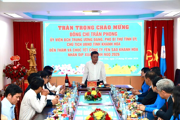 &Ocirc;ng Trần Phong- UVBCH Trung ương Đảng, Ph&oacute; B&iacute; thư Tỉnh ủy, Chủ tịch UBND tỉnh ch&uacute;c Tết v&agrave; ph&aacute;t biểu chỉ đạo với C&ocirc;ng ty Yến s&agrave;o Kh&aacute;nh H&ograve;a