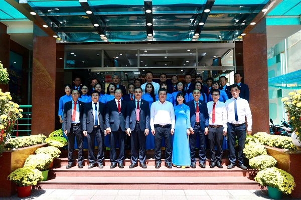 &Ocirc;ng Trần Phong- UVBCH Trung ương Đảng, Ph&oacute; B&iacute; thư Tỉnh ủy, Chủ tịch UBND tỉnh chụp ảnh lưu niệm với c&aacute;n bộ chủ chốt C&ocirc;ng ty Yến s&agrave;o Kh&aacute;nh H&ograve;a