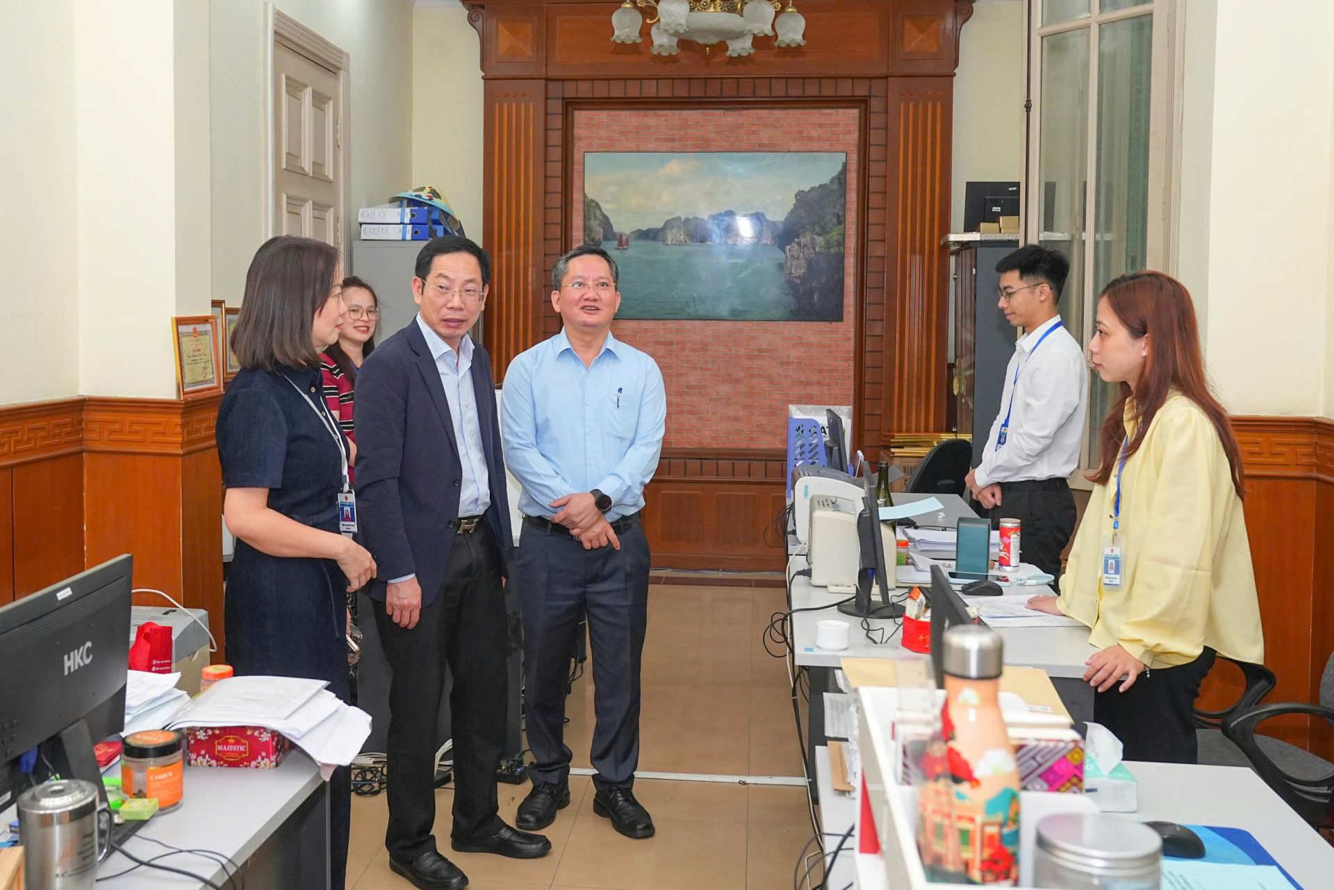 Kiểm tra c&ocirc;ng vụ tại Sở Ngoại vụ.