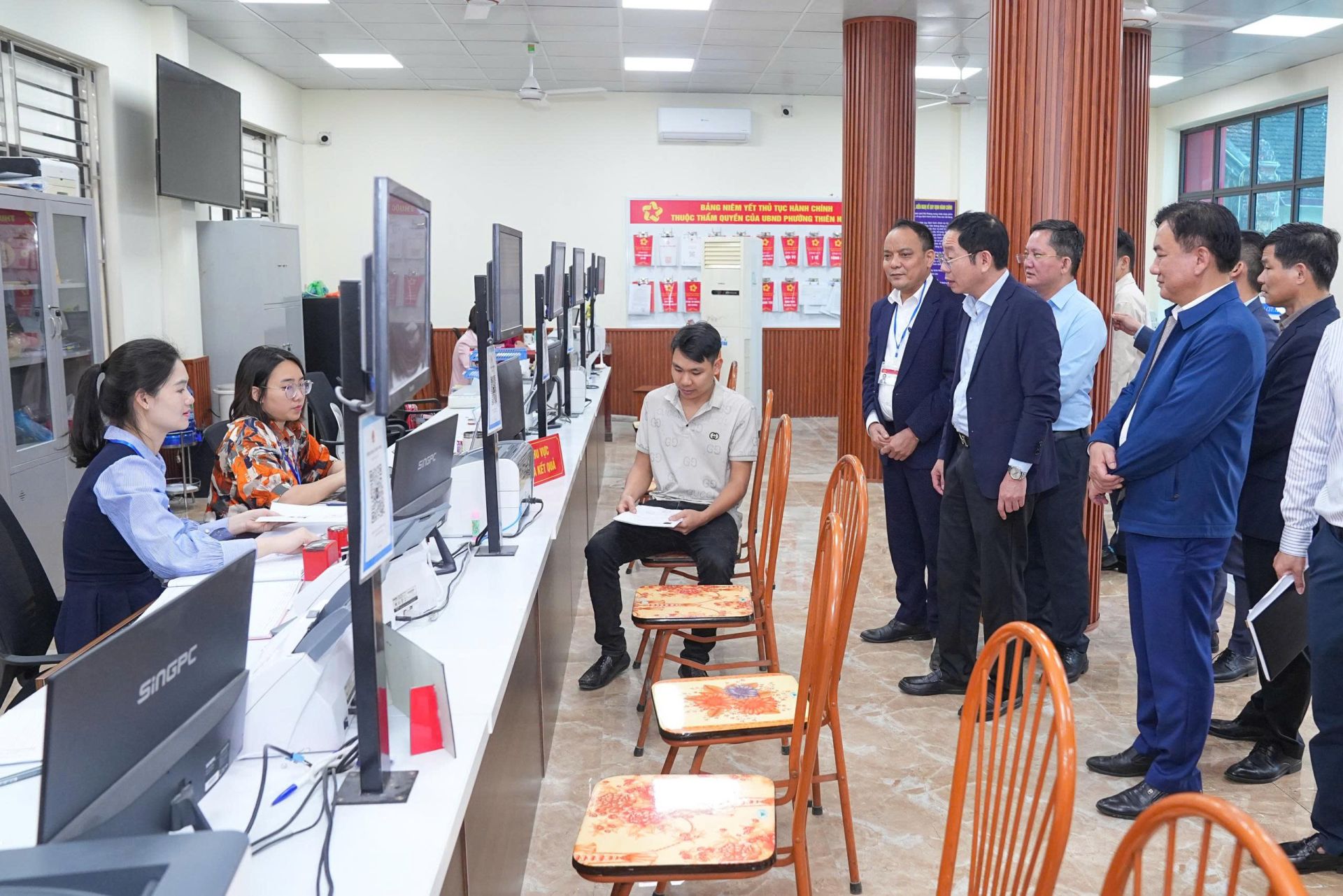 Kiểm tra tại Trung t&acirc;m phục vụ h&agrave;nh ch&iacute;nh c&ocirc;ng phường Thi&ecirc;n Hương.