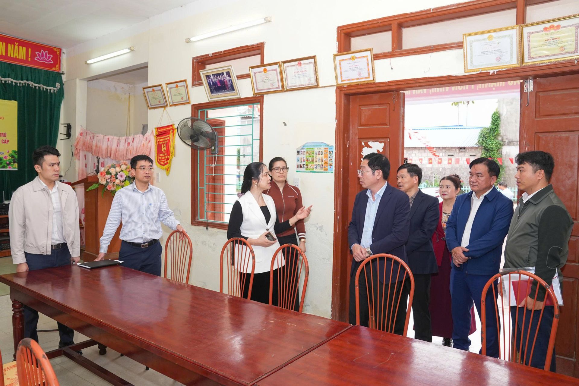 Kiểm tra c&ocirc;ng t&aacute;c chuẩn bị bầu cử tại phường Thi&ecirc;n Hương.