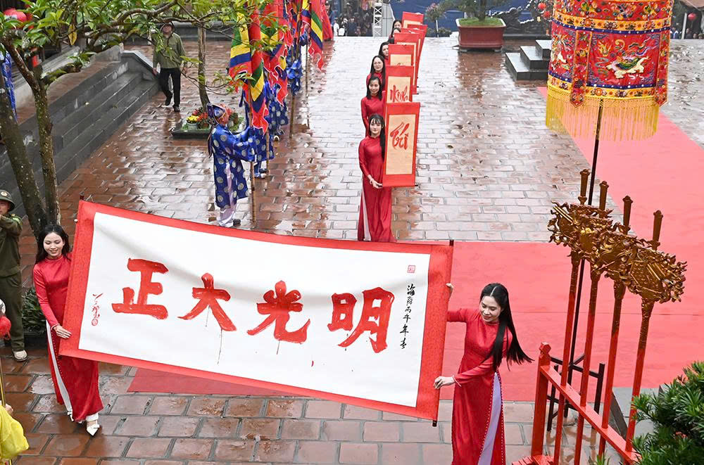 Nghi thức trình diễn thư pháp Hán văn với bốn chữ “Chính đại quang minh” – biểu trưng cho đường lối đúng đắn, sáng suốt, vì dân vì nước. Nghi thức trình diễn thư pháp Hán văn với bốn chữ “Chính đại quang minh” – biểu trưng cho đường lối đúng đắn, sáng suốt, vì dân vì nước.