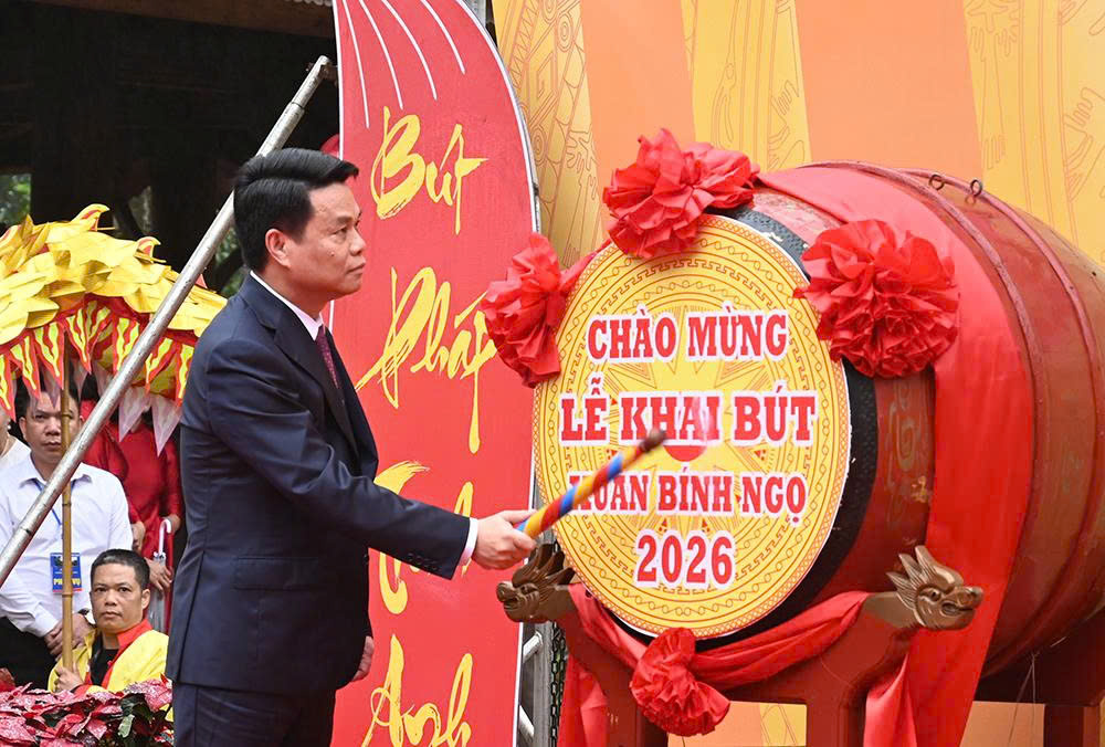 Đồng chí Lê Ngọc Châu Chủ tịch UBND thành phố Hải Phòng thực hiện nghi thức khởi trống khai bút. Đồng chí Lê Ngọc Châu Chủ tịch UBND thành phố Hải Phòng thực hiện nghi thức khởi trống khai bút.