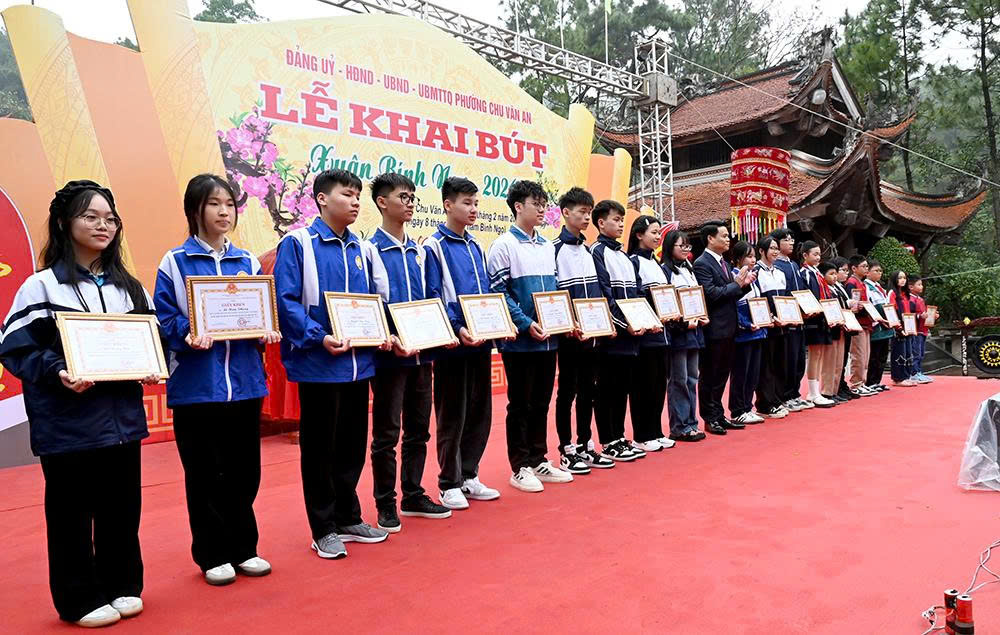 UBND phường Chu Văn An trao thưởng cho 20 học sinh có thành tích xuất sắc tiêu biểu trong học tập và rèn luyện năm 2025 UBND phường Chu Văn An trao thưởng cho 20 học sinh có thành tích xuất sắc tiêu biểu trong học tập và rèn luyện năm 2025