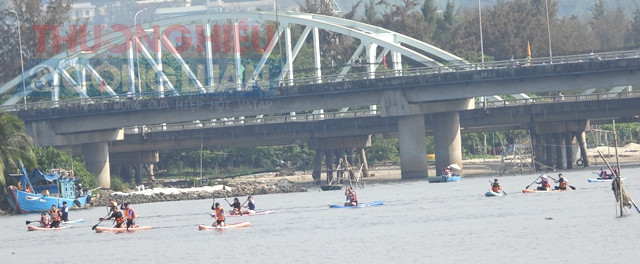 B&ecirc;n cạnh nội dung đua thuyền, chương tr&igrave;nh c&ograve;n mang đến nhiều hoạt động hấp dẫn như đua kayak, sup, biểu diễn m&ocirc; t&ocirc; nước v&agrave; lướt v&aacute;n nghệ thuật tr&ecirc;n s&ocirc;ng