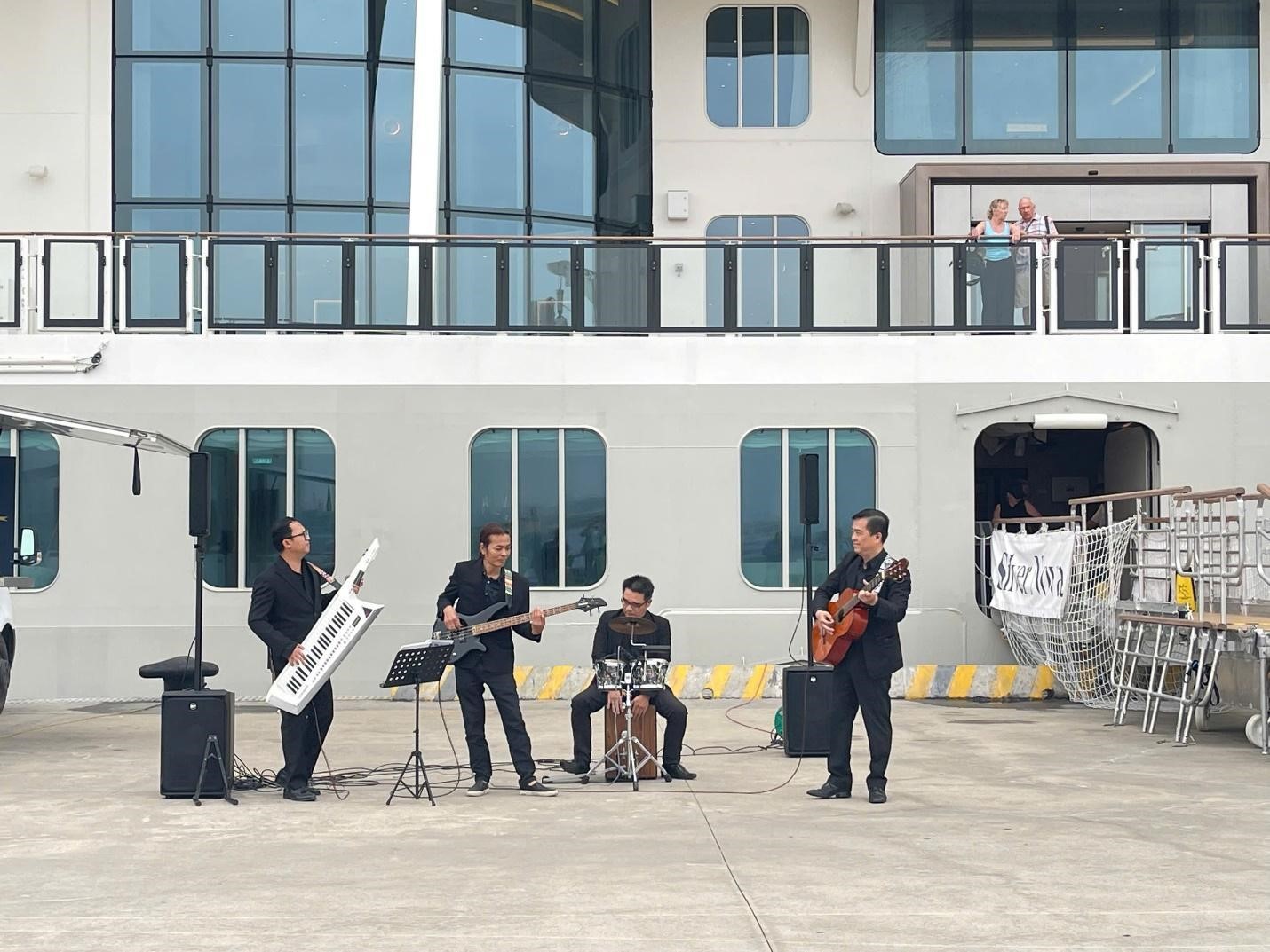 Cảng tàu khách quốc tế Hạ Long chào đón du khách bằng màn trình diễn âm nhạc tưng bừng, rộn ràng. Ảnh: DH Cảng tàu khách quốc tế Hạ Long chào đón du khách bằng màn trình diễn âm nhạc tưng bừng, rộn ràng. Ảnh: DH