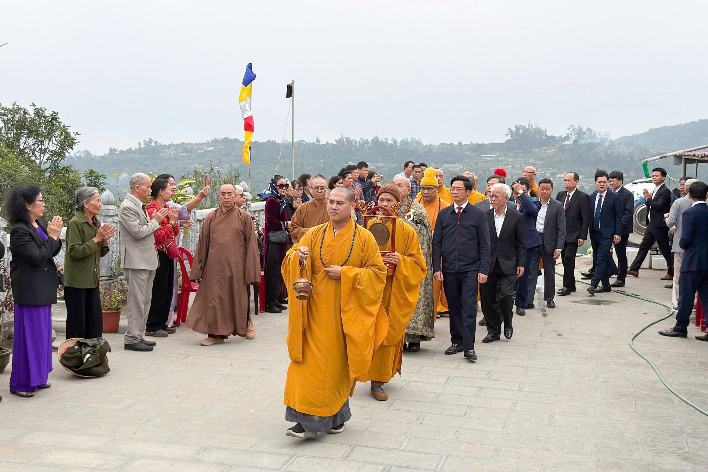 C&aacute;c đồng ch&iacute; l&atilde;nh đạo v&agrave; Nh&acirc;n d&acirc;n địa phương tham dự Lễ kh&aacute;nh th&agrave;nh.