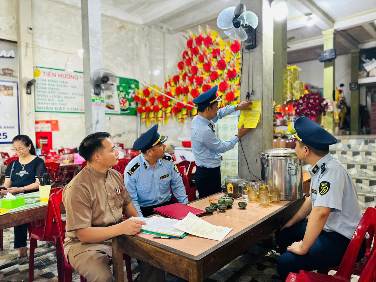 Đội QLTT số 2 thực hiện công tác tuyên truyền, ký cam kết với các hộ kinh doanh Đội QLTT số 2 thực hiện công tác tuyên truyền, ký cam kết với các hộ kinh doanh