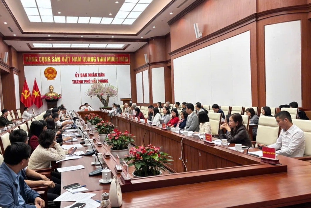 Quang cảnh buổi làm việc. Quang cảnh buổi làm việc.