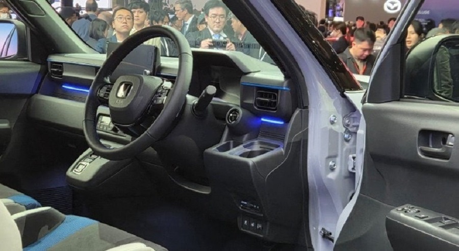 B&ecirc;n trong cabin, h&atilde;ng tiếp tục ph&aacute;t triển tr&ecirc;n nền tảng quen thuộc song bổ sung nhiều chi tiết mới mang sắc th&aacute;i thể thao