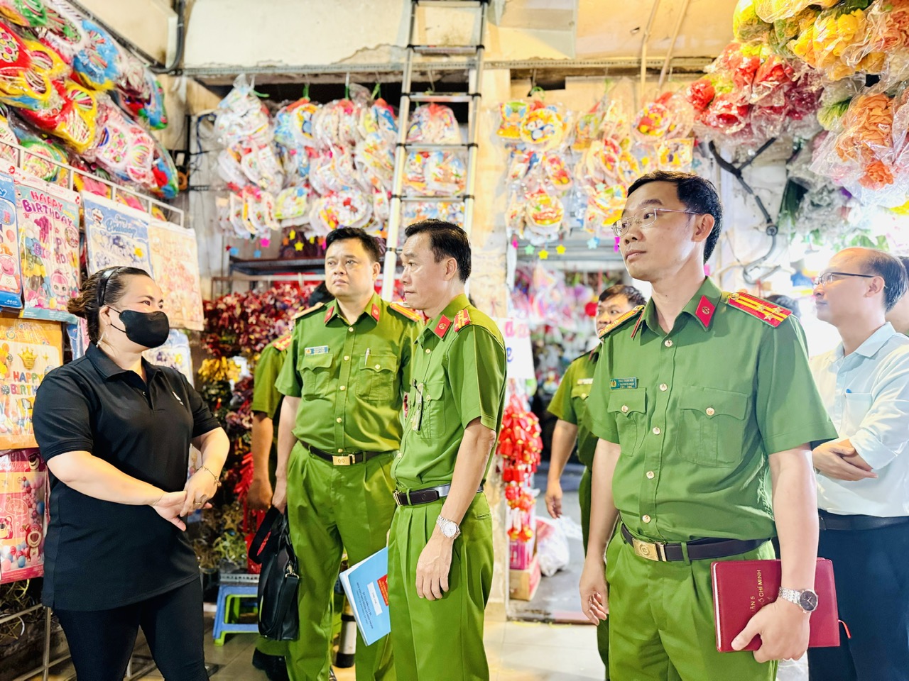 C&ocirc;ng an TP. HCM kiểm tra ph&ograve;ng ch&aacute;y, chữa ch&aacute;y với c&aacute;c cơ sở kinh doanh