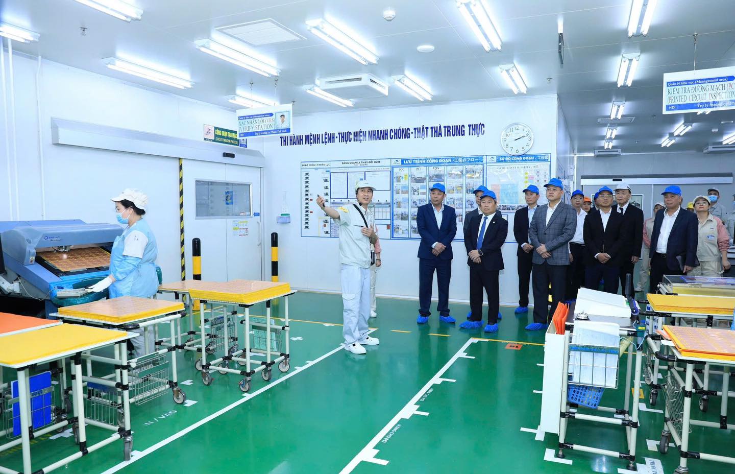 Chủ tịch UBND TP H&agrave; Nội Vũ Đại Thắng c&ugrave;ng Đo&agrave;n c&ocirc;ng t&aacute;c thăm d&acirc;y chuyền sản xuất tại C&ocirc;ng ty TNHH Điện tử Meiko Việt Nam, nghe giới thiệu về quy tr&igrave;nh c&ocirc;ng nghệ v&agrave; t&igrave;nh h&igrave;nh hoạt động đầu năm.