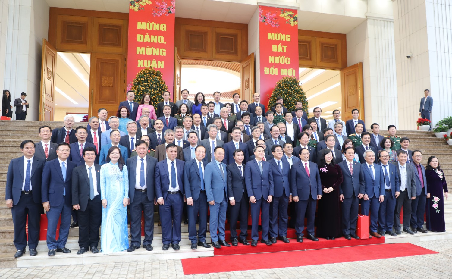 Thủ tướng Ch&iacute;nh phủ Phạm Minh Ch&iacute;nh chụp ảnh lưu niệm c&ugrave;ng l&atilde;nh đạo Bộ Y tế, đại diện c&aacute;c nh&agrave; khoa học ti&ecirc;u biểu trong lĩnh vực y tế, Gi&aacute;m đốc c&aacute;c bệnh viện Trung ương nh&acirc;n Kỷ niệm 71 năm Ng&agrave;y Thầy thuốc Việt Nam 27/2/2026