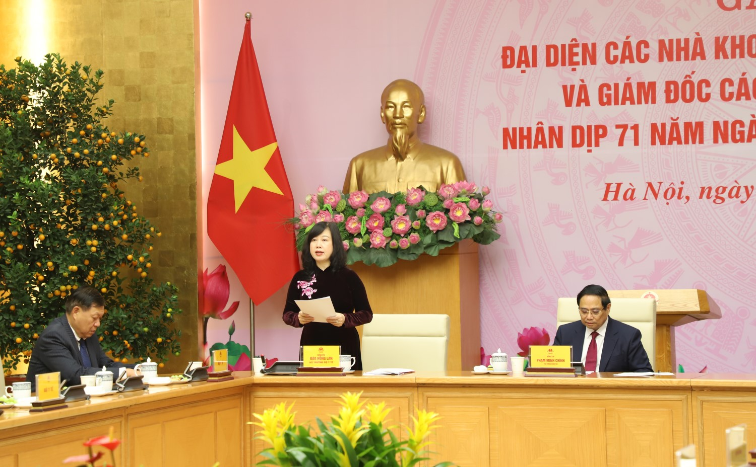 Ủy vi&ecirc;n Ban Chấp h&agrave;nh Trung ương Đảng, Bộ trưởng Bộ Y tế Đ&agrave;o Hồng Lan b&aacute;o c&aacute;o trước Thủ tướng Ch&iacute;nh phủ Phạm Minh Ch&iacute;nh