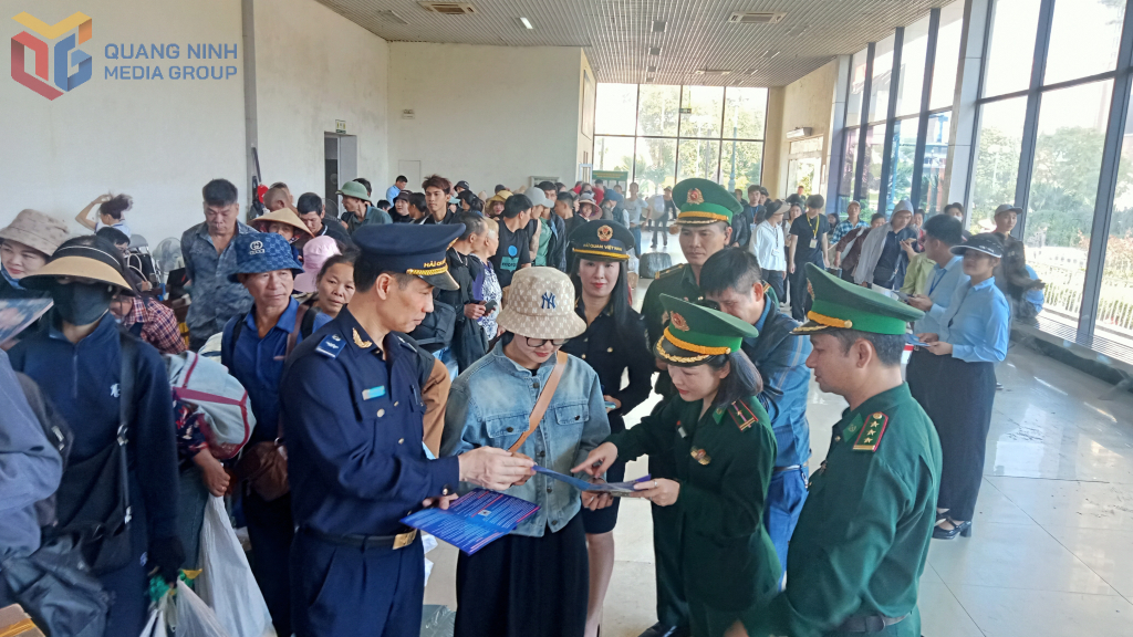 Hải quan CKQT M&oacute;ng C&aacute;i phối hợp với lực lượng chức năng tuy&ecirc;n truyền ph&aacute;p luật cho cư d&acirc;n bi&ecirc;n giới tại CKQT M&oacute;ng C&aacute;i (ng&agrave;y 15/11/2025)