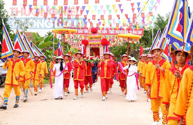 Nghi thức nghinh rước Th&agrave;nh ho&agrave;ng l&agrave;ng c&ugrave;ng chư vị t&ocirc;n thần&hellip; từ Miếu Rừng Cấm về Đ&igrave;nh l&agrave;ng.