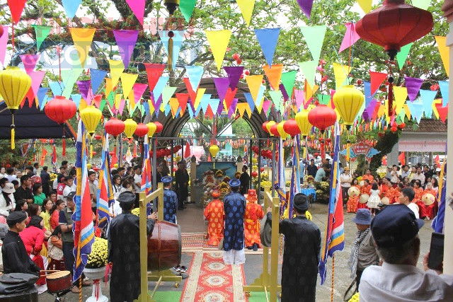 . Quang cảnh c&uacute;ng tế tại Đ&igrave;nh l&agrave;ng.