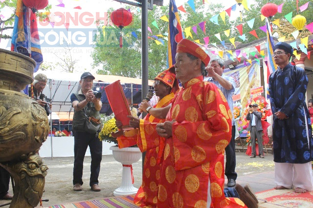 Đọc văn tế Lễ hội Khai Sơn.