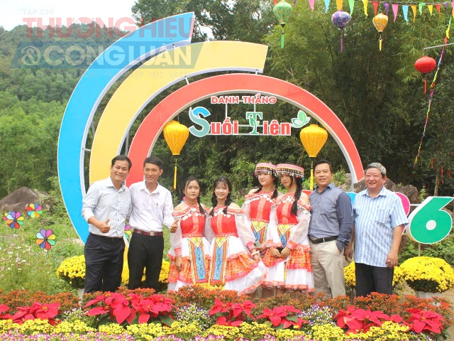 C&aacute;c đại biểu chụp h&igrave;nh lưu niệm tại Khu danh lam thắng cảnh Suối Ti&ecirc;n.