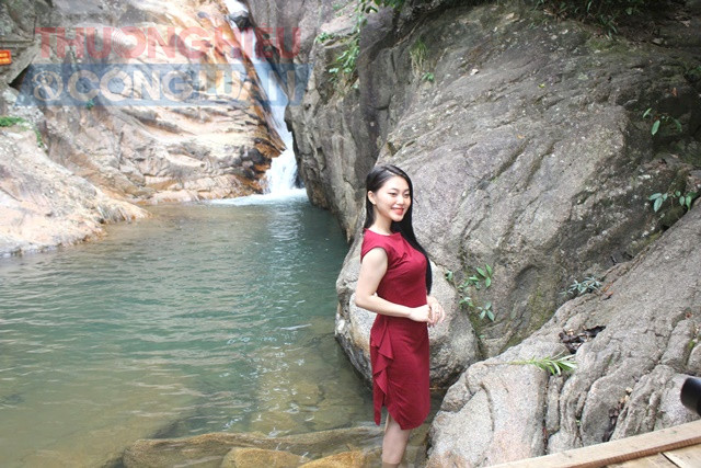 Nguyễn Trần Bảo Tr&acirc;m, Hoa hậu Đại sứ Sắc đẹp Quốc tế 2026, người con qu&ecirc; hương Quế Sơn Trung chụp h&igrave;nh tại th&aacute;c nước số 1 của Khu danh lam thắng cảnh Suối Ti&ecirc;n