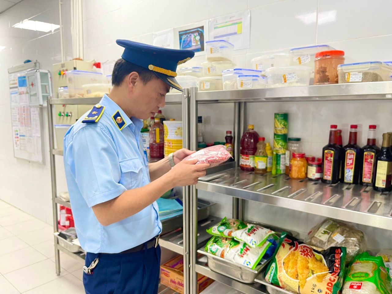 Lực lượng chức năng Lạng Sơn tăng cường công tác kiểm tra, bảo đảm an toàn thực phẩm trên địa bàn Lực lượng chức năng Lạng Sơn tăng cường công tác kiểm tra, bảo đảm an toàn thực phẩm trên địa bàn