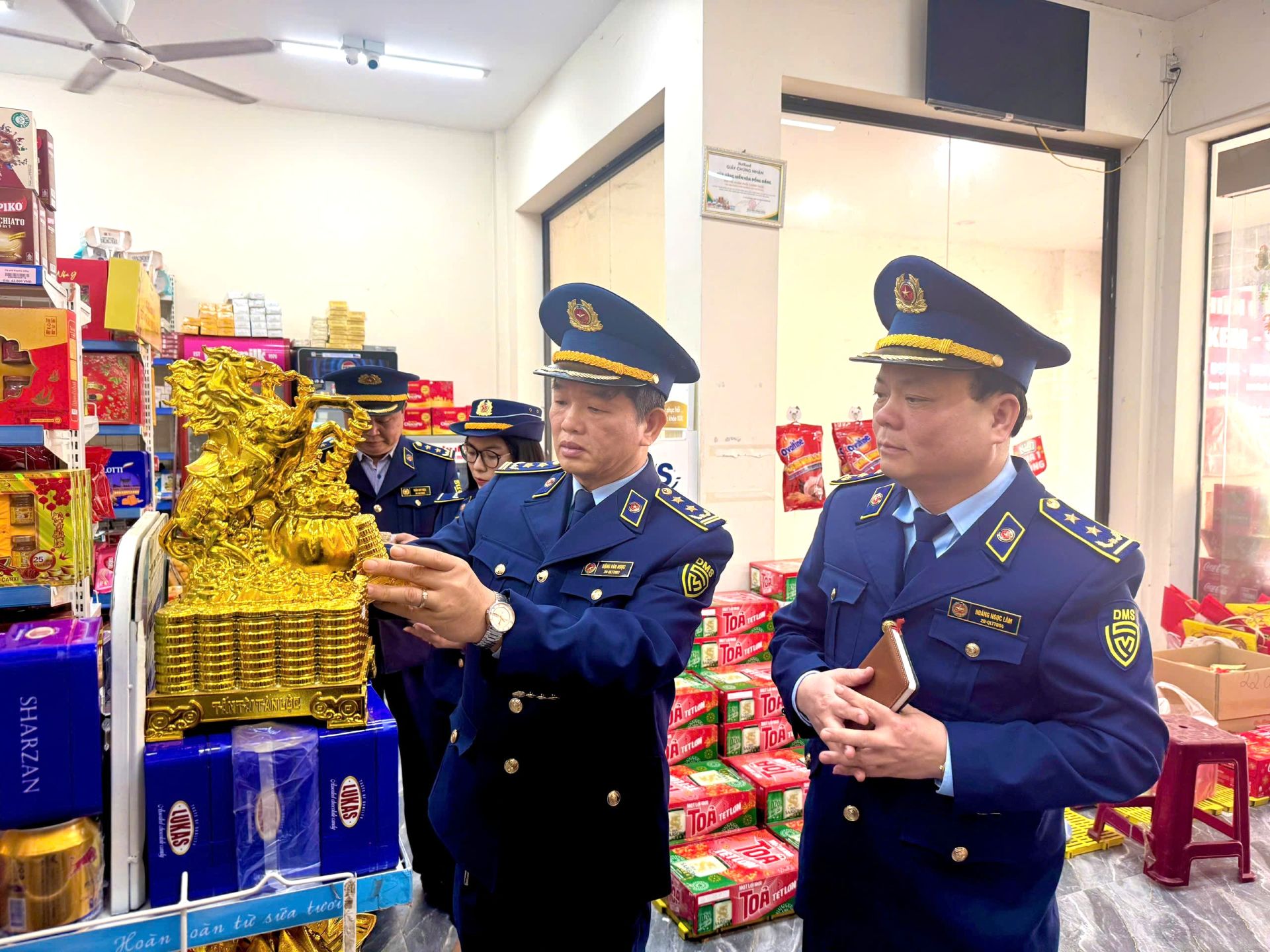 L&atilde;nh đạo Chi cục Quản l&yacute; thị trường tỉnh Lạng Sơn kiểm tra, gi&aacute;m s&aacute;t thị trường h&agrave;ng h&oacute;a tr&ecirc;n địa b&agrave;n