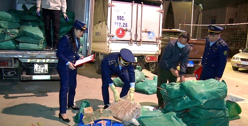 Lực lượng chức năng tỉnh Lạng Sơn kiểm tra h&agrave;ng h&oacute;a tr&ecirc;n địa b&agrave;n