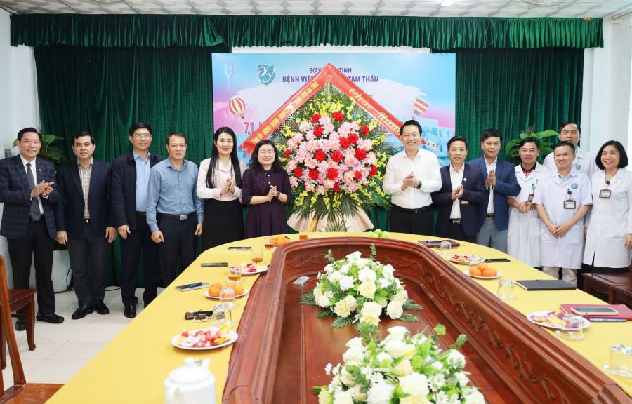 Đo&agrave;n c&ocirc;ng t&aacute;c ch&uacute;c mừng Bệnh viện Sức khỏe t&acirc;m thần H&agrave; Tĩnh