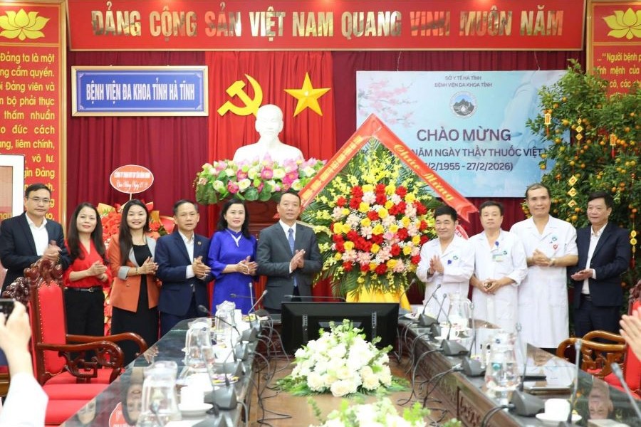 Đo&agrave;n c&ocirc;ng t&aacute;c tặng hoa ch&uacute;c mừng Bệnh viện Đa khoa tỉnh H&agrave; Tĩnh
