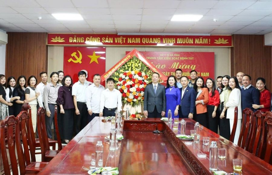 Đo&agrave;n c&ocirc;ng t&aacute;c tặng hoa ch&uacute;c mừng Trung t&acirc;m Kiểm so&aacute;t bệnh tật H&agrave; Tĩnh