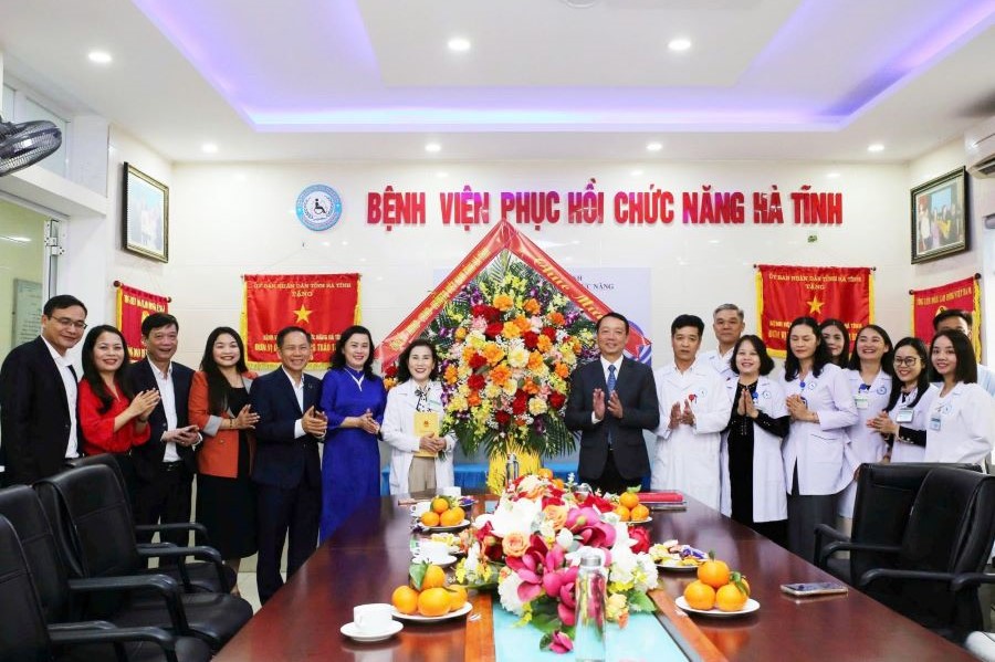 Đo&agrave;n c&ocirc;ng t&aacute;c tặng hoa ch&uacute;c mừng Bệnh viện Phục hồi chức năng H&agrave; Tĩnh
