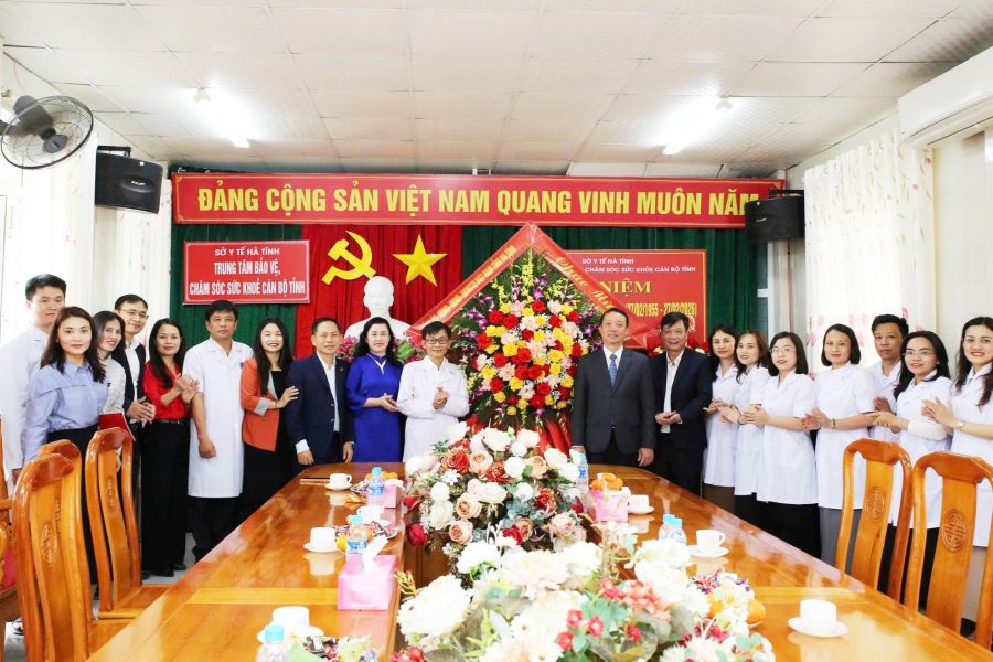 Đo&agrave;n c&ocirc;ng t&aacute;c tặng hoa ch&uacute;c mừng Trung t&acirc;m Bảo vệ, chăm s&oacute;c sức khỏe c&aacute;n bộ tỉnh