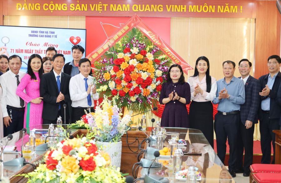 Ph&oacute; Chủ tịch UBND tỉnh Nguyễn Thị Nguyệt c&ugrave;ng đo&agrave;n tặng hoa, ch&uacute;c mừng Trường Cao đẳng Y tế H&agrave; Tĩnh