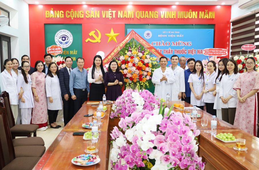 Đo&agrave;n c&ocirc;ng t&aacute;c ch&uacute;c mừng Bệnh viện Mắt H&agrave; Tĩnh