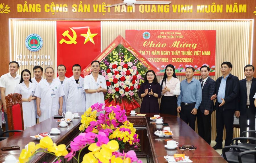 Đo&agrave;n c&ocirc;ng t&aacute;c ch&uacute;c mừng Bệnh viện Phổi H&agrave; Tĩnh