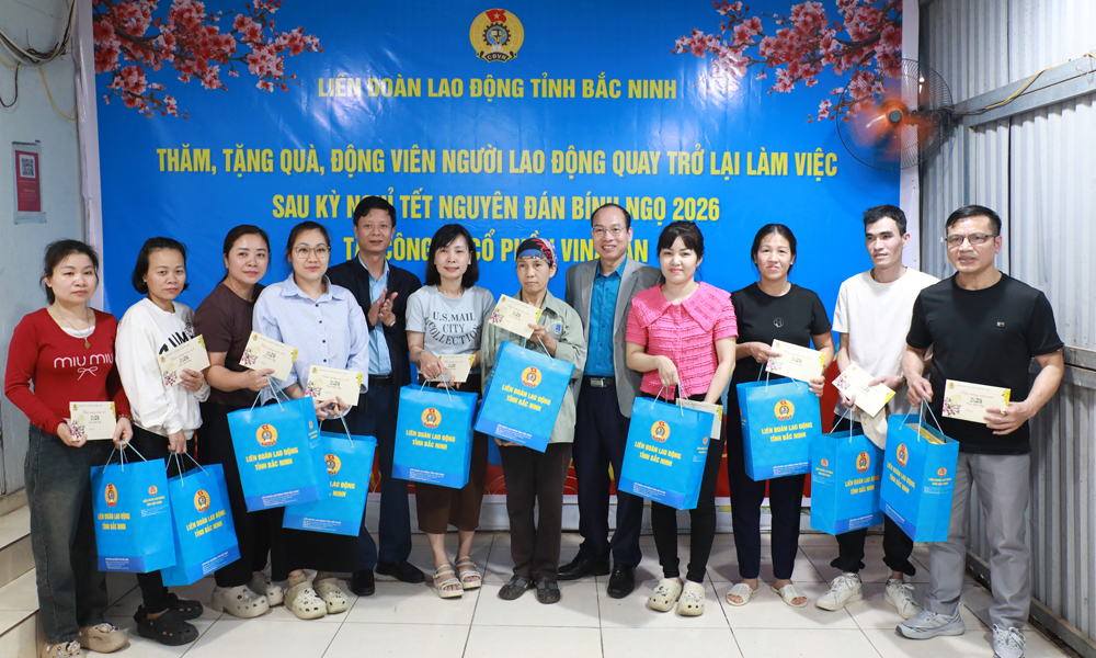 Đại diện lãnh đạo Liên đoàn Lao động tỉnh và phường Đa Mai tặng quà công nhân lao động. Đại diện lãnh đạo Liên đoàn Lao động tỉnh và phường Đa Mai tặng quà công nhân lao động.