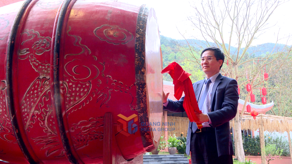 &Ocirc;ng Vũ Quyết Tiến, Ph&oacute; B&iacute; thư Tỉnh ủy, Chủ tịch Ủy ban MTTQ tỉnh Quảng Ninh thực hiện nghi thức gi&oacute;ng trống khai hội Xu&acirc;n Ngọa V&acirc;n năm 2026