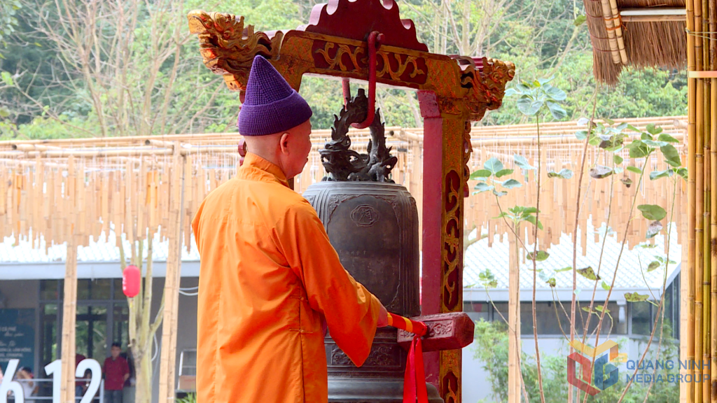 H&ograve;a thượng Th&iacute;ch Thanh Quyết, Ph&oacute; Chủ tịch Hội đồng trị sự Gi&aacute;o hội Phật gi&aacute;o Việt Nam, Trưởng Ban Gi&aacute;o dục Phật gi&aacute;o Trung ương, Viện trưởng Học viện Phật gi&aacute;o Việt Nam thực hiện nghi thức thỉnh chu&ocirc;ng khai hội Xu&acirc;n Ngọa V&acirc;n năm 2026