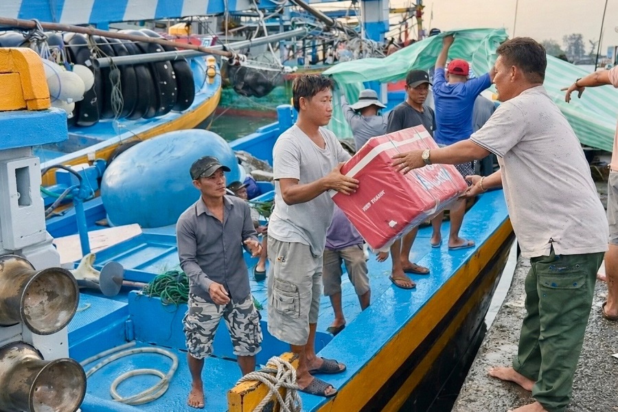 Ngư d&acirc;n bốc v&aacute;c c&aacute;c vật dụng cần thiết chuẩn bị ra khơi.
