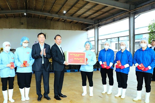 B&iacute; thư Tỉnh ủy Ninh B&igrave;nh, &ocirc;ng Đặng Xu&acirc;n Phong tặng qu&agrave; c&ocirc;ng nh&acirc;n C&ocirc;ng ty cổ phần Thực phẩm xuất khẩu Đồng Giao.