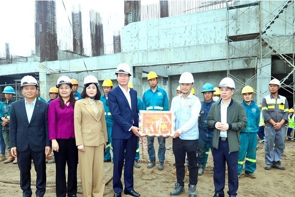 &Ocirc;ng Trần Huy Tuấn, Chủ tịch UBND tỉnh Ninh B&igrave;nh c&ugrave;ng Đo&agrave;n c&ocirc;ng t&aacute;c tặng qu&agrave; đội ngũ kỹ sư, c&ocirc;ng nh&acirc;n đang thi c&ocirc;ng Dự &aacute;n Nh&agrave; m&aacute;y điện r&aacute;c Greenity, phường Mỹ Lộc.