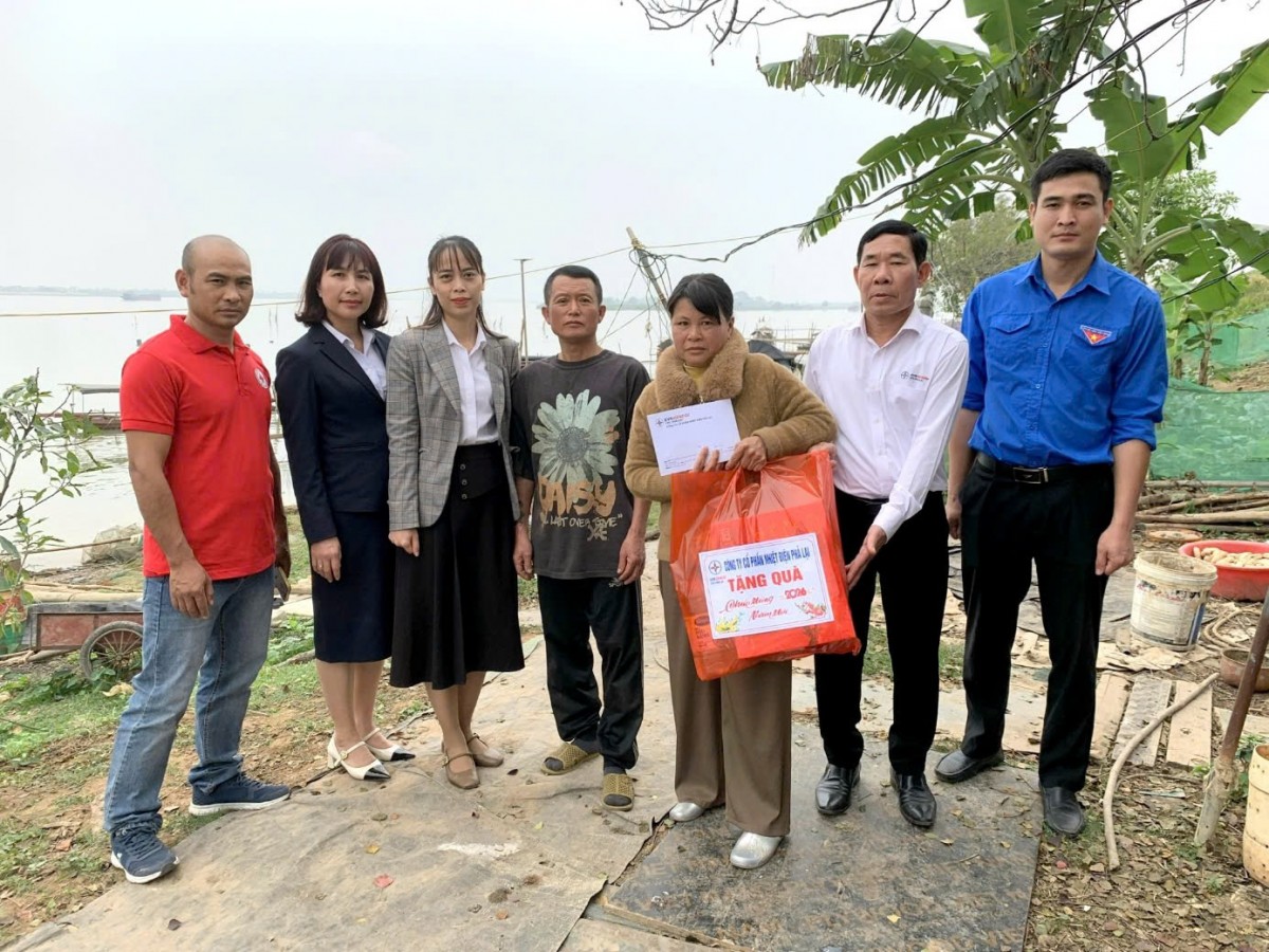 Đo&agrave;n CBCNV PPC phối hợp c&ugrave;ng Hội Chữ thập đỏ phường Ch&iacute; Linh trao qu&agrave; cho gia đ&igrave;nh ch&aacute;u Đỗ Văn Ho&agrave;ng Tuấn tại th&ocirc;n Bạch Đằng, phường Ch&iacute; Linh, Th&agrave;nh phố Hải Ph&ograve;ng